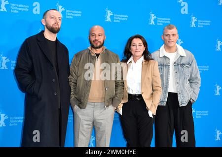 Gustav Möller, Dar Salim, Sidse Babett Knudsen und Sebastian Bull beim Photocall zum Kinofilm 'Vogter / sons' auf der Berlinale 2024 / 74. Internationale Filmfestspiele Berlin im Hotel Grand Hyatt. Berlin, 22.02.2024 Banque D'Images