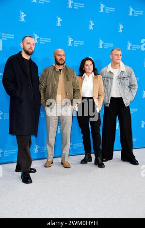 Gustav Möller, Dar Salim, Sidse Babett Knudsen und Sebastian Bull beim Photocall zum Kinofilm 'Vogter / sons' auf der Berlinale 2024 / 74. Internationale Filmfestspiele Berlin im Hotel Grand Hyatt. Berlin, 22.02.2024 Banque D'Images