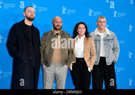 Gustav Möller, Dar Salim, Sidse Babett Knudsen und Sebastian Bull beim Photocall zum Kinofilm 'Vogter / sons' auf der Berlinale 2024 / 74. Internationale Filmfestspiele Berlin im Hotel Grand Hyatt. Berlin, 22.02.2024 Banque D'Images