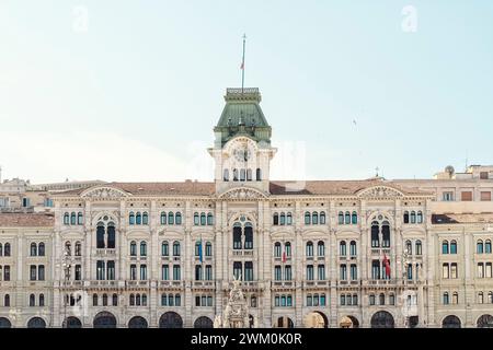 Italie, Frioul-Vénétie Julienne, Trieste, façade de l'hôtel de ville historique en été Banque D'Images