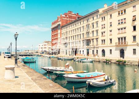 Italie, Frioul-Vénétie Julienne, Trieste, bateaux amarrés le long du canal Grande en été Banque D'Images