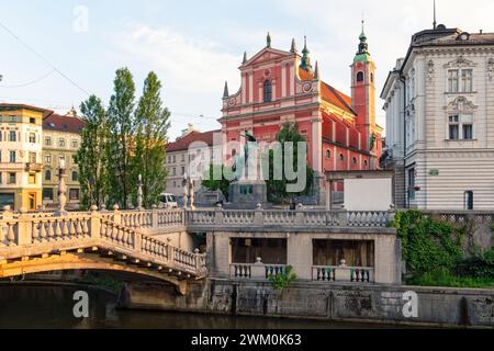 Slovénie, Ljubljana, Triple Pont avec l'église franciscaine de l'Annonciation en arrière-plan Banque D'Images