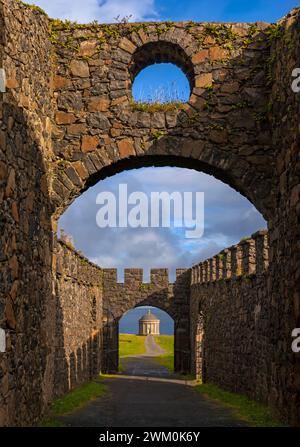 Le temple Mussenden surplombant l'océan Atlantique et Downhill Strand, dans le comté de Derry, en Irlande du Nord. Banque D'Images