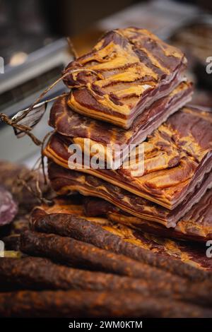 Séché fumé maison bacon séché fumé Stack et saucisses séchées viande porc recettes alimentaires Banque D'Images