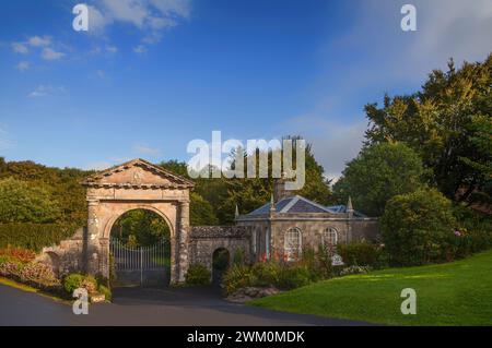 L'entrée Bishop's Gate menant aux ruines du manoir de la fin du XVIIIe siècle à Downhill Demesne, comté de Derry, Irlande du Nord. Banque D'Images