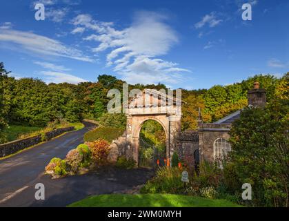 L'entrée Bishop's Gate menant aux ruines du manoir de la fin du XVIIIe siècle à Downhill Demesne, comté de Derry, Irlande du Nord. Banque D'Images