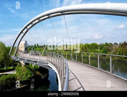 Pont moderne de Dessau sur la rivière en Allemagne Banque D'Images