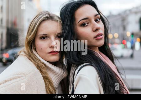 Jeunes femmes multiraciales aux cheveux noirs et blonds en ville Banque D'Images