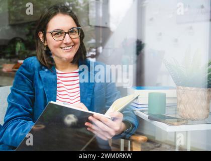 Heureux freelance faisant de la paperasse au bureau à domicile Banque D'Images