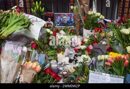 Londres, Royaume-Uni. 17 février 2024. Les partisans d'Alexei Navalny continuent de laisser des hommages floraux devant l'ambassade de Russie à Londres après la mort du leader de l'opposition en prison en Russie. Crédit : Vuk Valcic/Alamy Banque D'Images