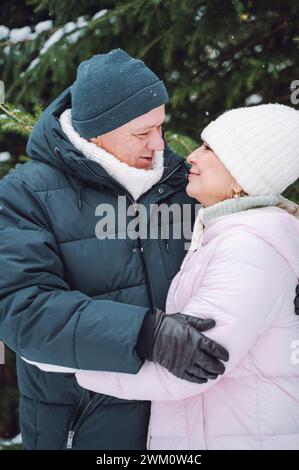 Couple romantique passant du temps libre en hiver Banque D'Images