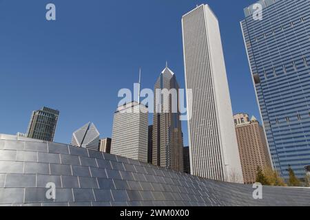 USA, Illinois, Chicago, gratte-ciel entourant Millennium Park Banque D'Images