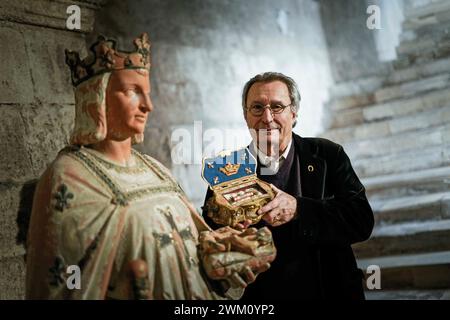 © PHOTOPQR/LE MIDI LIBRE/Mikael ANISSET ; 10/02/2024 ; SAINT GILLES/ABBATIALE/PATRIMOINE/reliques DE SAINT LOUIS/Roi DE FRANCE/PORTRAIT/MICHEL DURAND-ROGER/ASSOCIATION HISTOIRE et ARCHEOLOGIE/la famille d'Albenas la passe depuis des siècles : la relique de saint Louis a été donnée à l'abbatiale de Saint-Gilles, dans le Gard, lieu visité par le roi avant son départ pour les croisades. C'est un petit fragment d'os logé dans un tube de verre fermé par deux cachets de cire, portant probablement des sceaux d'évêchés. Sur celui-ci une étiquette jaunie indique 'S. Loüis Roy de Banque D'Images