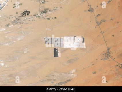 Image satellite couleur du parc solaire Noor Energy 1 dans l'émirat d'Abu Dhabi en 2022. Banque D'Images