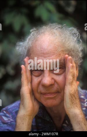 3823712 Merce Cunningham ; (add.info.: Venise, 1995. La chorégraphe américaine Merce Cunningham, à Venise pour recevoir le Golden Lion Award for Lifetime Achievement de Dance Venice Biennale / Venise, 1995. Il coreografo Merce Cunningham, a Venice per ricevere il Leone d'oro alla carriera dalla Biennale Danza) ; © Marcello Mencarini. Tous droits réservés 2024. Banque D'Images