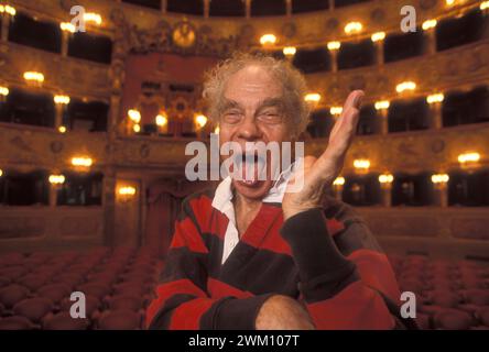 3823706 Merce Cunningham ; (add.info.: Venise, Théâtre la Fenice, 1995. La chorégraphe américaine Merce Cunningham, à Venise pour recevoir le Golden Lion Award for Lifetime Achievement de Dance Venice Biennale / Venise, Teatro la Fenice, 1995. Il coreografo Merce Cunningham, a Venice per ricevere il Leone d'oro alla carriera dalla Biennale Danza) ; © Marcello Mencarini. Tous droits réservés 2024. Banque D'Images