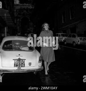 3823874 Anouk aimée ; (add.info.: Rome, via dei Coronari, 1961 ou 1962. L'actrice Anouk aimée / Roma, via dei Coronari, 1961 o 1962 - © Aldo Durazzi / Marcello Mencarini Archives) ; © Marcello Mencarini. Tous droits réservés 2024. Banque D'Images