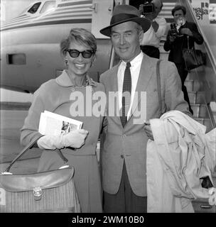 3823847 James Stewart et sa femme ; (add.info.: aéroport de Rome, vers 1960. L'acteur américain James Stewart et son épouse Gloria Hatrick McLean / Aeroporto di Roma, 1960 vers 1978. L'attore americano James Stewart e sua moglie Gloria Hatrick McLean - © Aldo Durazzi / Marcello Mencarini Archives) ; © Marcello Mencarini. Tous droits réservés 2024. Banque D'Images