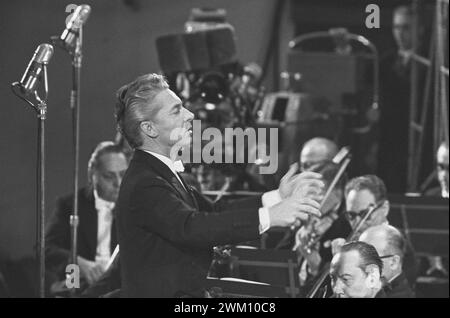 3823933 Herbert von Karajan ; (add.info.: Rome, vers 1960. Chef d'orchestre Herbert von Karajan lors d'une représentation / Roma 1960 circa. Herbert von Karajan Mentre dirige - Archives historiques Marcello Mencarini) ; © Marcello Mencarini. Tous droits réservés 2024. Banque D'Images