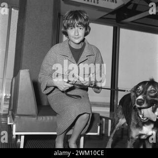 3823943 Françoise Sagan ; (add.info.: Rome. vers 1960. Écrivaine française Françoise Sagan tenant un chien en laisse / Roma, 1960 circa. La scrittrice Françoise Sagan con un cane al guinzaglio - Archives historiques Marcello Mencarini) ; © Marcello Mencarini. Tous droits réservés 2024. Banque D'Images