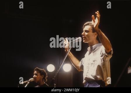 3824380 David Byrne ; (add.info.: Bologne, 1981. David Byrne jouant avec les Talking Heads / Bologna, 1981. David Byrne in concerto con i Talking Heads) ; © Marcello Mencarini. Tous droits réservés 2024. Banque D'Images