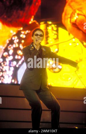 3824426 Annie Lennox ; (add.info.: Rome, Tor Vergata, concert du 1er mai 2000. Chanteuse du groupe Eurythmics, Annie Lennox Performing / Roma, Tor Vergata, Roma, Concerto del primo maggio 2000. La cantante Annie Lennox degli Eurythmics sul palco) ; © Marcello Mencarini. Tous droits réservés 2024. Banque D'Images
