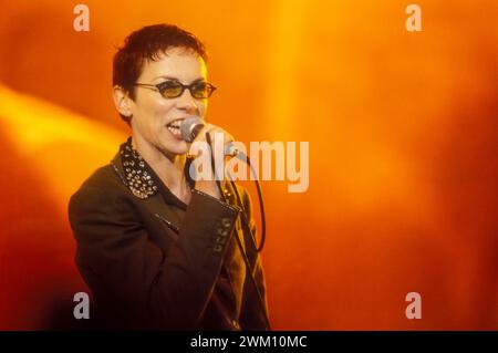 3824433 Annie Lennox ; (add.info.: Rome, Tor Vergata, concert du 1er mai 2000. Chanteuse du groupe Eurythmics, Annie Lennox Performing / Roma, Tor Vergata, Roma, Concerto del primo maggio 2000. La cantante Annie Lennox degli Eurythmics sul palco) ; © Marcello Mencarini. Tous droits réservés 2024. Banque D'Images