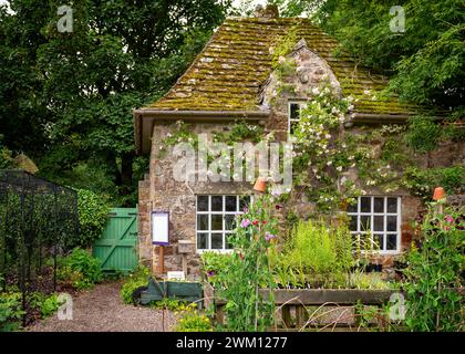 Les jardins verdoyants et fleuris et les produits cultivés au château de Kellie à Fife, en Écosse Banque D'Images