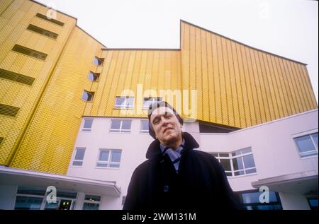 3827115 Claudio Abbado ; (add.info.: : chef d'orchestre Claudio Abbado devant la salle Philharmonique de Berlin après sa désignation comme chef d'orchestre principal de l'Orchestre Philharmonique de Berlin, 1989 / il direttore d'orchestre Claudio Abbado davanti alla Filarmonica di Berlino dopo la sua nomina a direttore dei Berliner Philharmoniker, 1989); © Marcello Mencarini. Tous droits réservés 2024. Banque D'Images