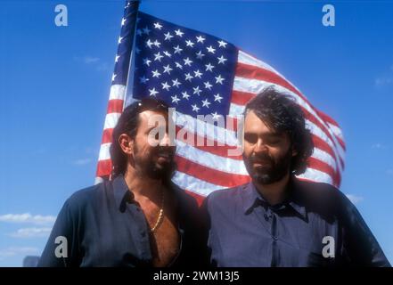 3827686 Andrea Bocelli ; (add.info.: New York City, 5 juillet 2000. Le chanteur Andrea Bocelli et son frère Alberto (à gauche) sur le ferry entre Battery Park à Manhattan et Liberty State Park. Ils sont à New York pour le concert Statue of Liberty de Bocelli au Liberty State Park du New Jersey en l'honneur des immigrants italiens / New York, 5 luglio 2000. Il cantante Andrea Bocelli con suo fratello Alberto (a sinistra) sul traghetto tra Battery Park a Manhattan e Liberty State Park. Sono a New York per il concerto di Bocelli sotto la statua della Libertà a Liberty State Park in onore degli immi Banque D'Images