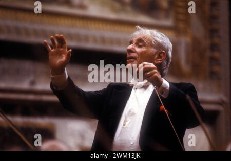 3827626 Leonard Bernstein ; (add.info.: Cité du Vatican, salle Regal, 1983. Musicien Leonard Bernstein direction / Città del Vaticano, Sala Regia, 1983. Leonard Bernstein Mentre dirige) ; © Marcello Mencarini. Tous droits réservés 2024. Banque D'Images