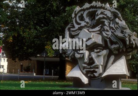 3827744 Beethoven - Bonn ; (add.info.: BONN, monument Ludwig van Beethoven devant la salle de concert Beethovenhalle / BONN, monumento a Ludwig van Beethoven di fronte alla Beetovenhalle) ; © Marcello Mencarini. Tous droits réservés 2024. Banque D'Images