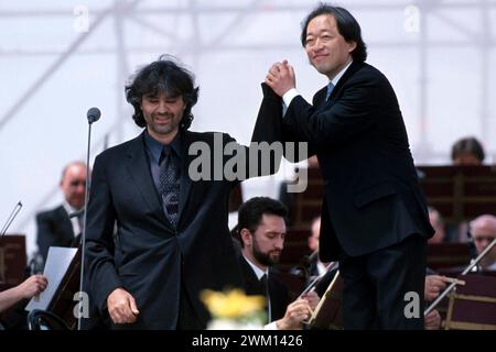 3828137 Andrea Bocelli et Myung-Wun Chung ; (add.info.: Rome, Tor Vergata, concert du 1er mai 2000. Chanteur Andrea Bocelli et chef d'orchestre Myung-Wun Chung / Rome, Tor Vergata, Concerto del primo maggio 2000. Il cantante Andrea Bocelli e il direttore d'orchestra Myung-Wun Chung) ; © Marcello Mencarini. Tous droits réservés 2024. Banque D'Images