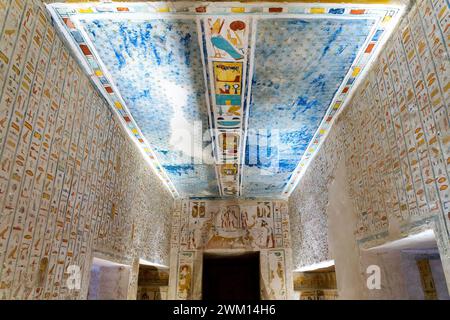 Intérieur de Ramsès IV (Ramsès IV) tombeau décoré avec des hyéroglyphes colorés dans la vallée des Rois, Louxor rive ouest, Egypte Banque D'Images