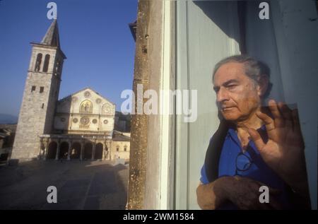 3829469 Gian Carlo Menotti ; (add.info.: Spoleto (Pérouse), 1990. Compositeur et fondateur du Festival des deux mondes Gian Carlo Menotti à une fenêtre de sa maison avec vue sur la place de la Cathédrale / Spoleto (Pérouse), 1990. Il compositore Gian Carlo Menotti, fondatore del Festival dei due mondi, affacciato a una finestra della sua casa con vista su piazza del Duomo) ; © Marcello Mencarini. Tous droits réservés 2024. Banque D'Images