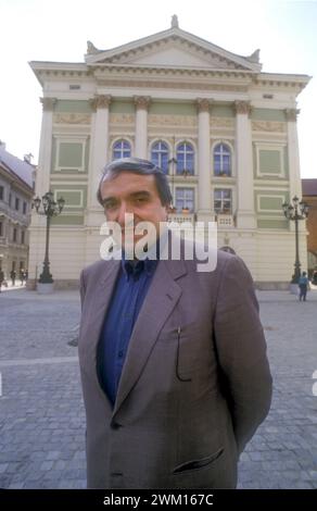 3830316 Ruggero Raimondi ; (add.info.: Prague, (République tchèque), 1991. Ruggero Raimondi, chanteur d'opéra baryton basse, devant le Théâtre des États, un théâtre historique où Wolfgang Amadeus Mozart a dirigé la première mondiale de son opéra Don Giovanni en octobre 1787 / Praga (Repubblica CECA) 1991. Il cantante lirico Ruggero Raimondi davanti al Teatro Estates Dove, nell'ottobre del 1787, Wolfgang Amadeus Mozart diresse la prima mondiale della sua opera Don Giovanni) ; © Marcello Mencarini. Tous droits réservés 2024. Banque D'Images