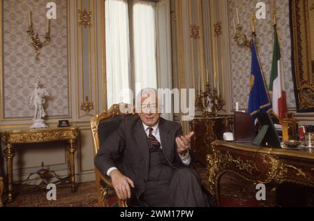 3831898 Francesco Cossiga ; (add.info.: Président de la République italienne Francesco Cossiga au Palais du Quirinal, Rome 1985 / il presidente della Repubblica Francesco Cossiga nel palazzo del Quirinale, Roma 1985) ; © Marcello Mencarini. Tous droits réservés 2024. Banque D'Images