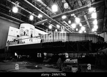 3832009 sur le tournage du film E la Nave va (et le navire vole sur) ; (add.info.: sur le tournage du film 'E la nave va' (et le navire navigue) de Federico Fellini, Cinecittà Studios, Rome 1983 / Sul set del film 'E la nave va' di Federico Fellini, Studi cinematografici di Cinecittà, Roma 1983) ; © Marcello Mencarini. Tous droits réservés 2024. Banque D'Images