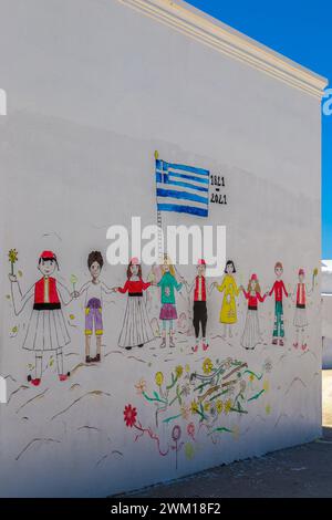 OIA, SANTORIN, GRÈCE - 21 JUIN 2021 : dessins réalisés par des enfants sur le mur de l'école primaire d'Oia à l'occasion de : Grèce 1821-2021 célébrant t Banque D'Images