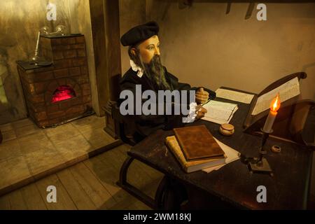 3833158 Nostradamus ; (add.info.: Nostradamus / Michel de Nostredame à son bureau, statue de cire au Musée Nostradamus, salon-de-Provence) ; © Marcello Mencarini. Tous droits réservés 2024. Banque D'Images