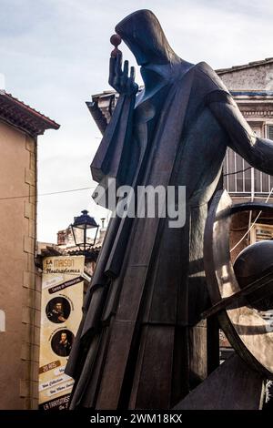 3833129 Nostradamus ; (add.info.: Nostradamus / Michel de Nostredame - médecin et astrologue, statue sur la place des anciennes Halles, salon-de-Provence (France), devant la maison où il vécut de 1547 à 1566, aujourd'hui musée) ; © Marcello Mencarini. Tous droits réservés 2024. Banque D'Images