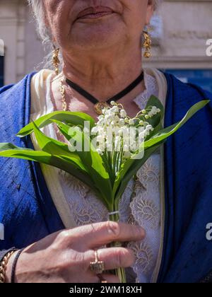 4065401 Arles, Sud de la France, 1er mai 2017. Fête des Gardiens : femme portant le costume traditionnel arlésien et tenant un petit bouquet de lis ; (add.info.: Arles, Sud de la France, 1er mai 2017. Fête des Gardians : femme portant le costume traditionnel arlésien et tenant un petit bouquet de lys Arles, Sud della Francia. Festa dei guardiani : donna che indossa il costume tradizionale arlesiano e tieene in mano un mazzolino di mughetti) ; © Marcello Mencarini. Tous droits réservés 2024. Banque D'Images