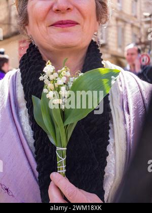 4065399 Arles, Sud de la France, 1er mai 2017. Fête des Gardiens : femme portant le costume traditionnel arlésien et tenant un petit bouquet de lis ; (add.info.: Arles, Sud de la France, 1er mai 2017. Fête des Gardians : femme portant le costume traditionnel arlésien et tenant un petit bouquet de lys Arles, Sud della Francia. Festa dei guardiani : donna che indossa il costume tradizionale arlesiano e tieene in mano un mazzolino di mughetti) ; © Marcello Mencarini. Tous droits réservés 2024. Banque D'Images