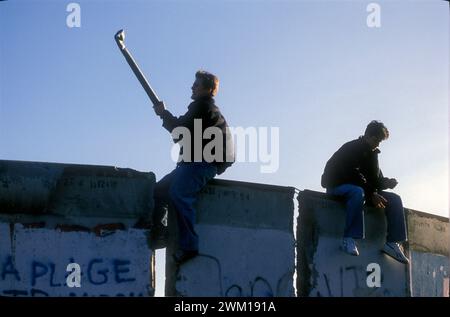 4065475 personnes franchissant le mur après l'ouverture de la frontière entre l'Allemagne de l'est et l'Allemagne de l'Ouest, novembre 1989 (photo) ; © Marcello Mencarini. Tous droits réservés 2024. Banque D'Images