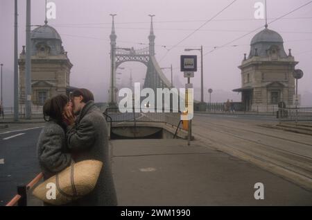 4065620 BUDAPEST, 1989. Un couple romantique devant le pont François-Joseph ; (add.info.: BUDAPEST, 1989. Un couple romantique devant le pont Franz Joseph BUDAPEST, 1989. Coppia davanti al ponte Francesco Giuseppe) ; © Marcello Mencarini. Tous droits réservés 2024. Banque D'Images