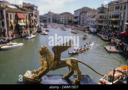4065689 le Golden Lion Award, prix du meilleur film au Festival du film de Venise ; (add.info.: le Golden Lion Award, prix du meilleur film au Festival du film de Venise. Sur le fond le canal de Venise Grande / il Leone d'oro, premio per il miglior film alla Mostra del Cinema di Venezia. Sullo sfondo il canal Grande - © Marcello Mencarini) ; © Marcello Mencarini. Tous droits réservés 2024. Banque D'Images