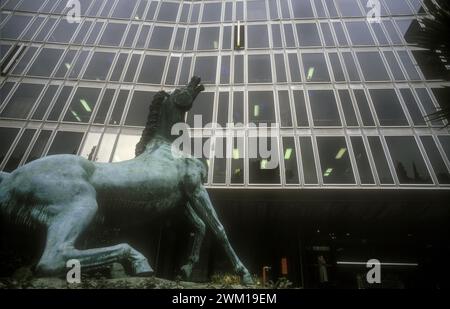 4065721 Statue 'Dying Horse' de Francesco Messina devant le siège de la télévision publique italienne de la RAI sur Viale Mazzini à Rome (add.info.: statue 'Dying Horse' de Francesco Messina devant le siège de la télévision publique italienne de la RAI sur Viale Mazzini à Rome / la statua 'Cavallo morente' di Francesco Messina davanti alla sede RAI di via Teulada a Roma - © Marcello Mencarini) ; © Marcello Mencarini. Tous droits réservés 2024. Banque D'Images