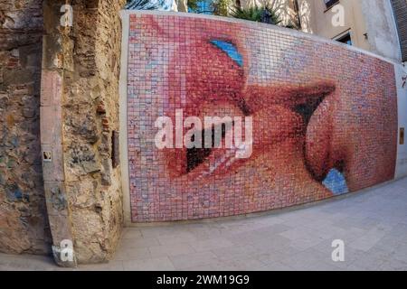 BARCELONE, ESPAGNE - FÉV. 27, 2022 : le monde commence avec chaque baiser, une mosaïque murale de 8m x 3,8m dans la Placa d’Isidre Nonell, composée de 6000 minuscules céramiques Banque D'Images