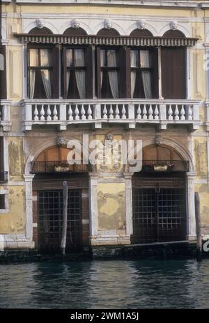 4065976 vie et lieux de Giacomo Casanova à Venise ; (add.info.: Venise 1998. Façade sur le Grand canal du Palazzo Malipiero (aujourd'hui Palazzo Barnabò). Il est situé sur campo San Samuele aux numéros 3200 et 3201. Le sénateur Alvise Gasparo Malipiero, propriétaire de ce palais à cette époque, était le patron de Giacomo Casanova qui, enfant, fréquentait cette maison presque tous les jours de 1740 à 1742-43. Il borde la maison de Teresa Imer. À travers le jardin Malipiero pouvait voir la fille et il est tombé amoureux d'elle. Quand il a trouvé Casanova la courtiser, il l'a fait sortir de la maison pour toujours / Venezia, 1998 ans. Palazz Banque D'Images