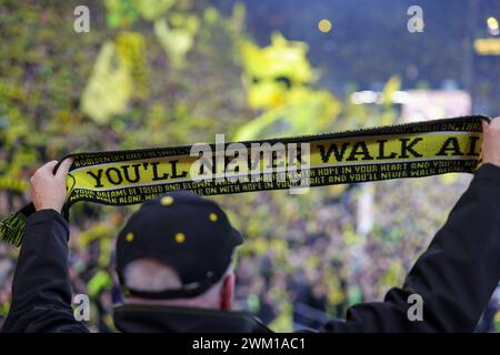 firo : 09.02.2024, football, football, 1ère Bundesliga, 1ère ligue, saison 2023/2024, BVB, Borussia Dortmund - SC Freiburg 3:0 fans BVB stand sud, dans le ventilateur de premier plan avec écharpe, vous ne marcherez jamais seul le stand est Banque D'Images